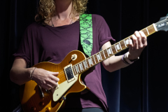Lianne vrouw met gitaar