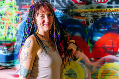 Jolanda voor een graffiti wand in de stadsfabriek Alkmaar