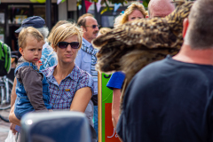Vrouw met kind op jaarmarkt