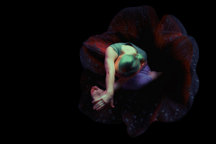 Vrouw komt uit een bloemkelk in een yoga houding
