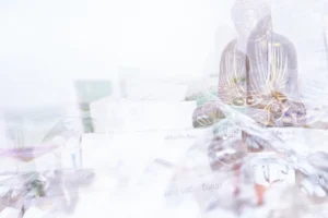 Dubbele belichting met mediterend Boeddhabeeld en diverse medicijnverpakkingen.