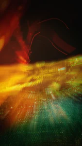 Abstracte kleurrijke lijnen en lichtpatronen in rood, oranje, geel en groen op zwarte achtergrond.