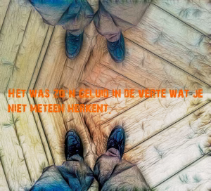 Zo een geluid dat wat je in de verte hoort, stamelde hij terwijl hij naar zijn schoenen keek in de spiegel