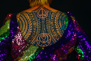 Vrouw met tattoo op haar rug