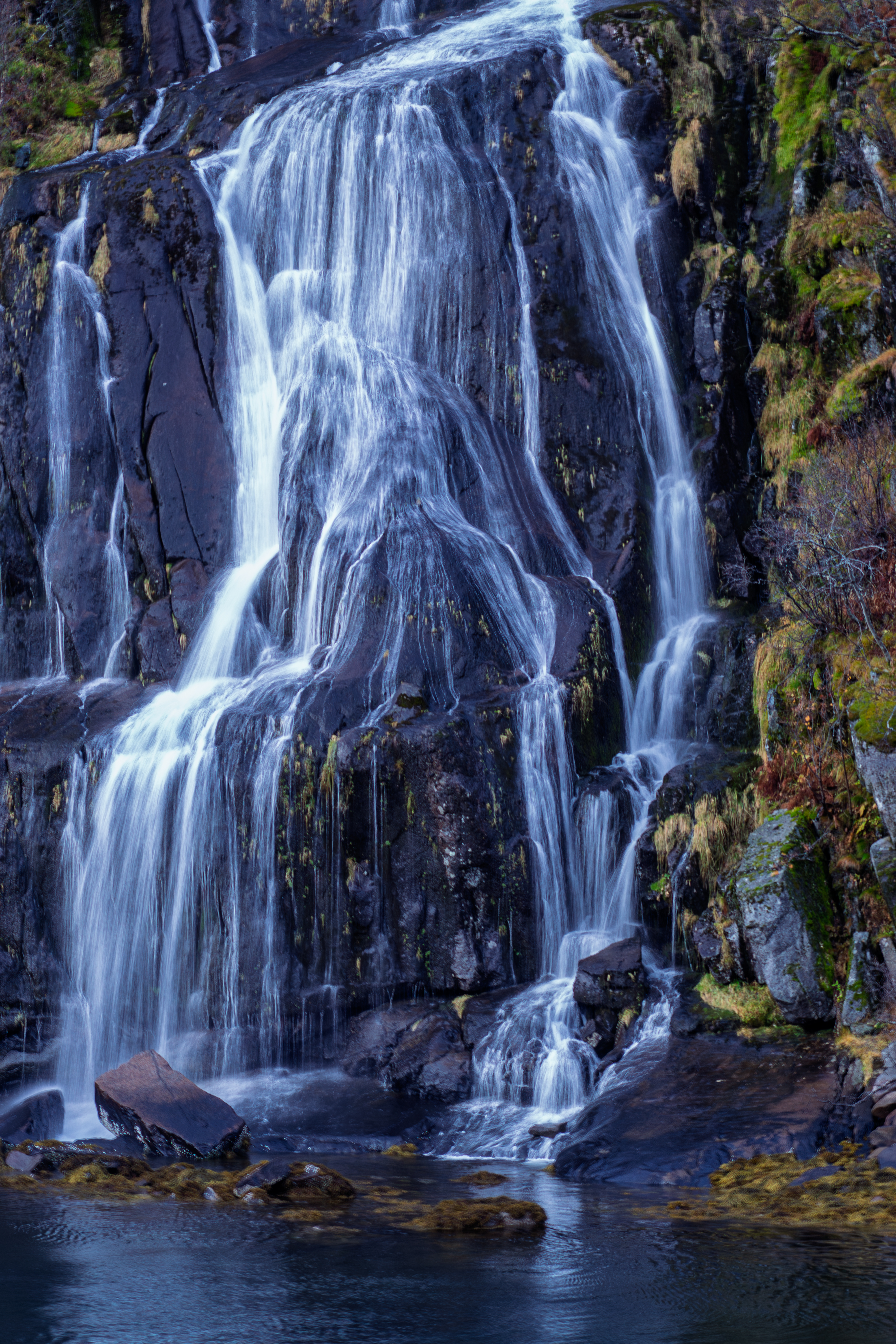 Waterval in een fjord Noorwegen