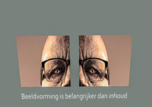 Twee gezichten met brillen, spiegelend weergegeven tegen grijze achtergrond.